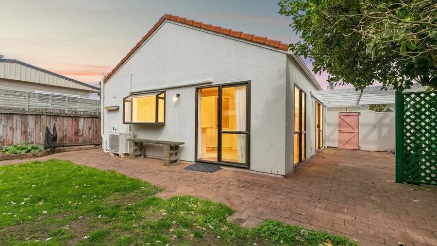 Cross-lease house in Auckland with a paved courtyard
