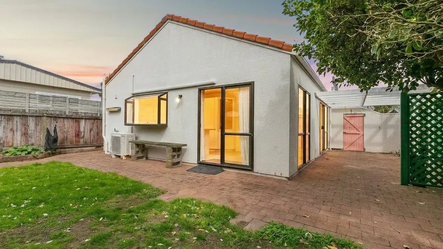 Cross-lease house in Auckland with a paved courtyard